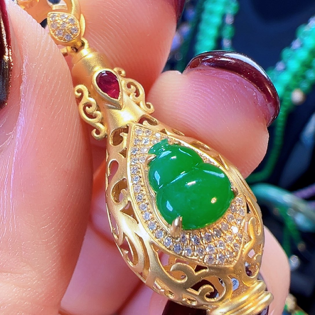 翡翠18K金镶嵌颈饰签收后24小时鉴赏期