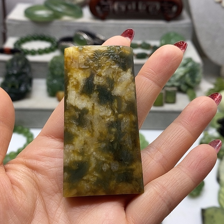 蛇纹石玉挂件未镶嵌