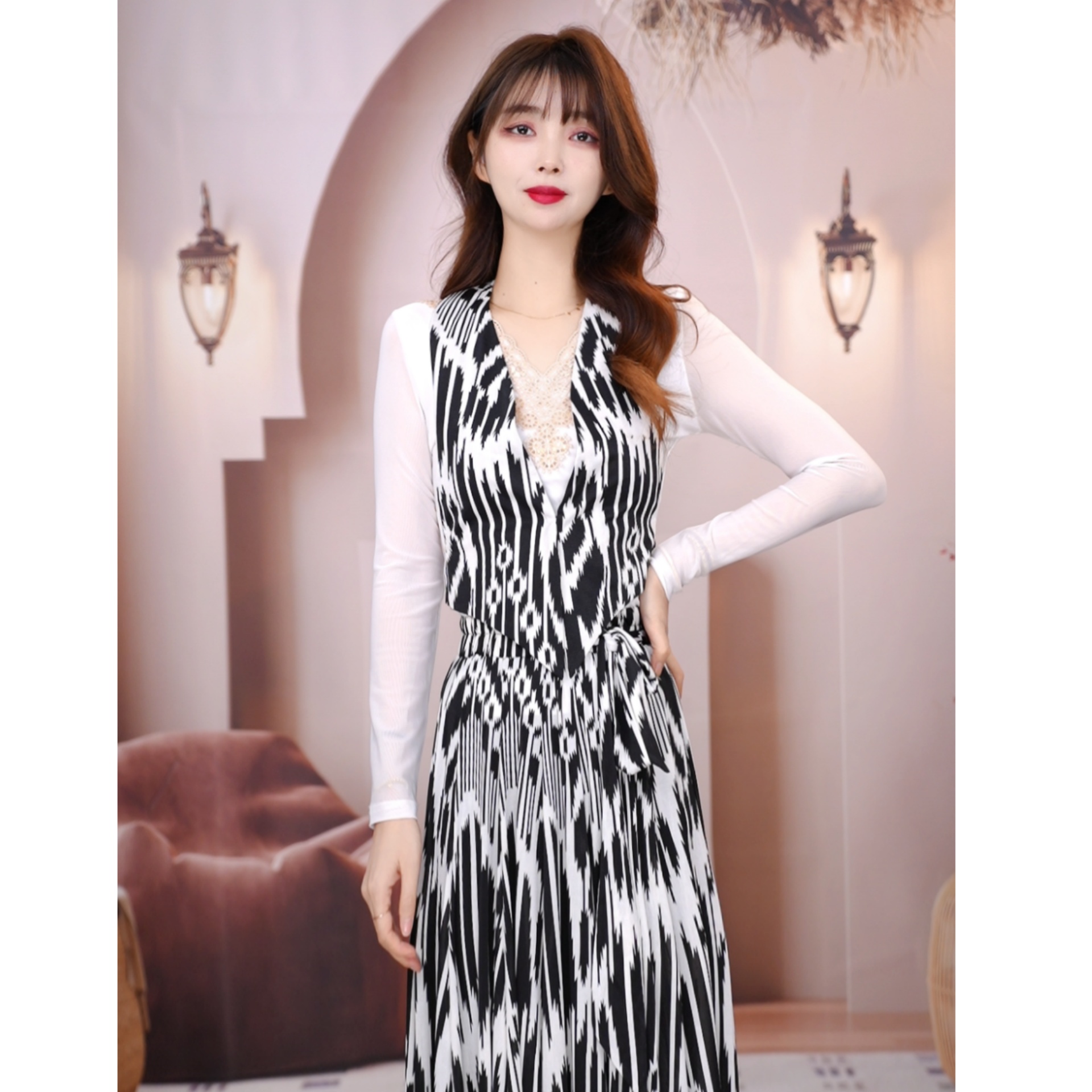 M-06 挂脖新款艾德莱斯黑白马甲/新疆名族风黄蓝马甲