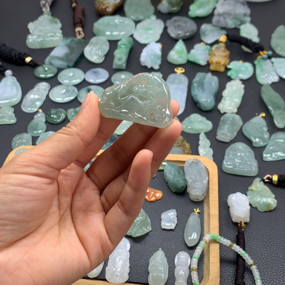 翡翠颈饰未镶嵌麒麟