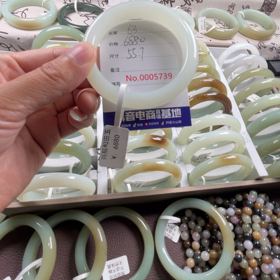 用***3和田玉手镯未镶嵌