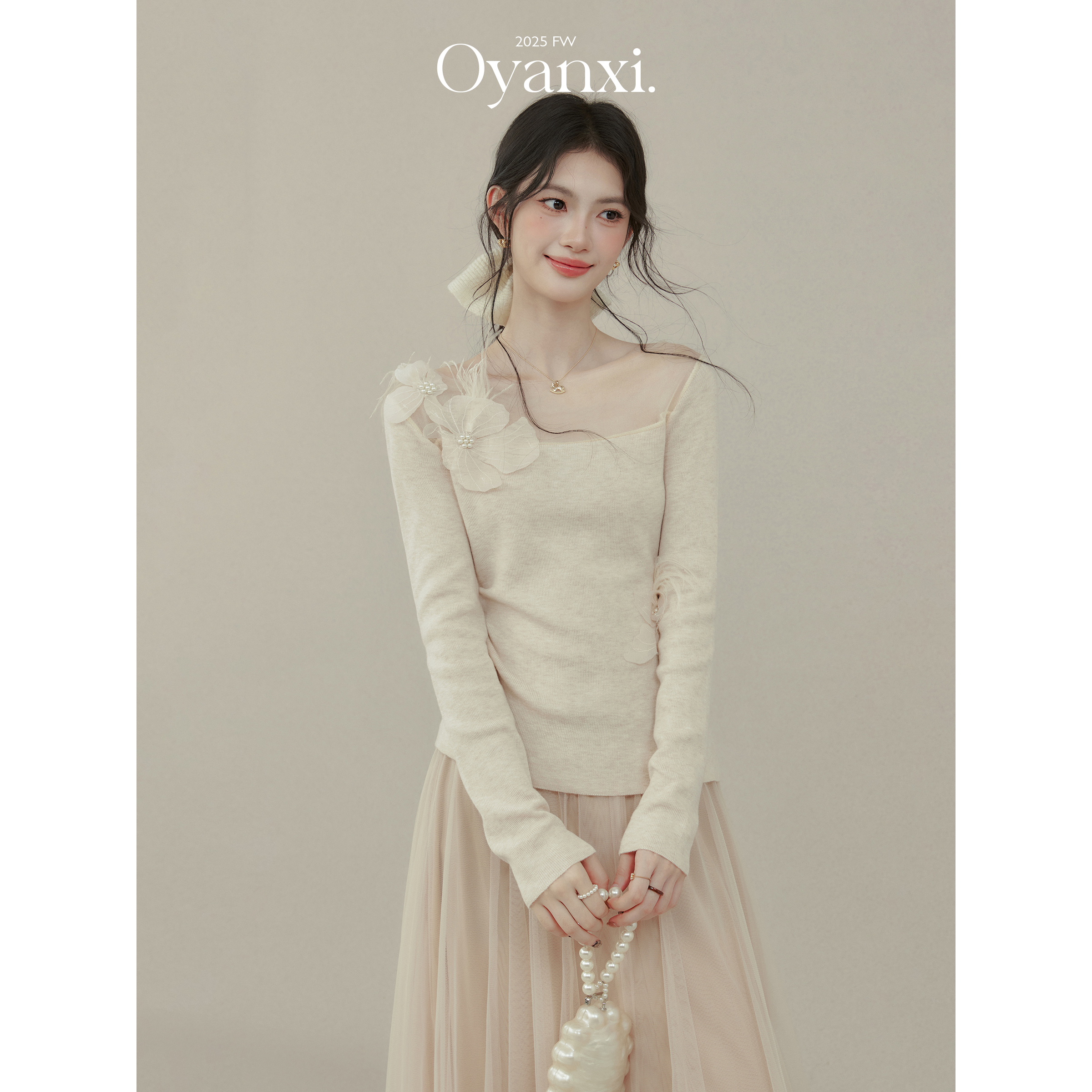 欧阳喜《羽光絮语》花朵镂空修身杏色打底衫女秋冬季新款内搭上衣