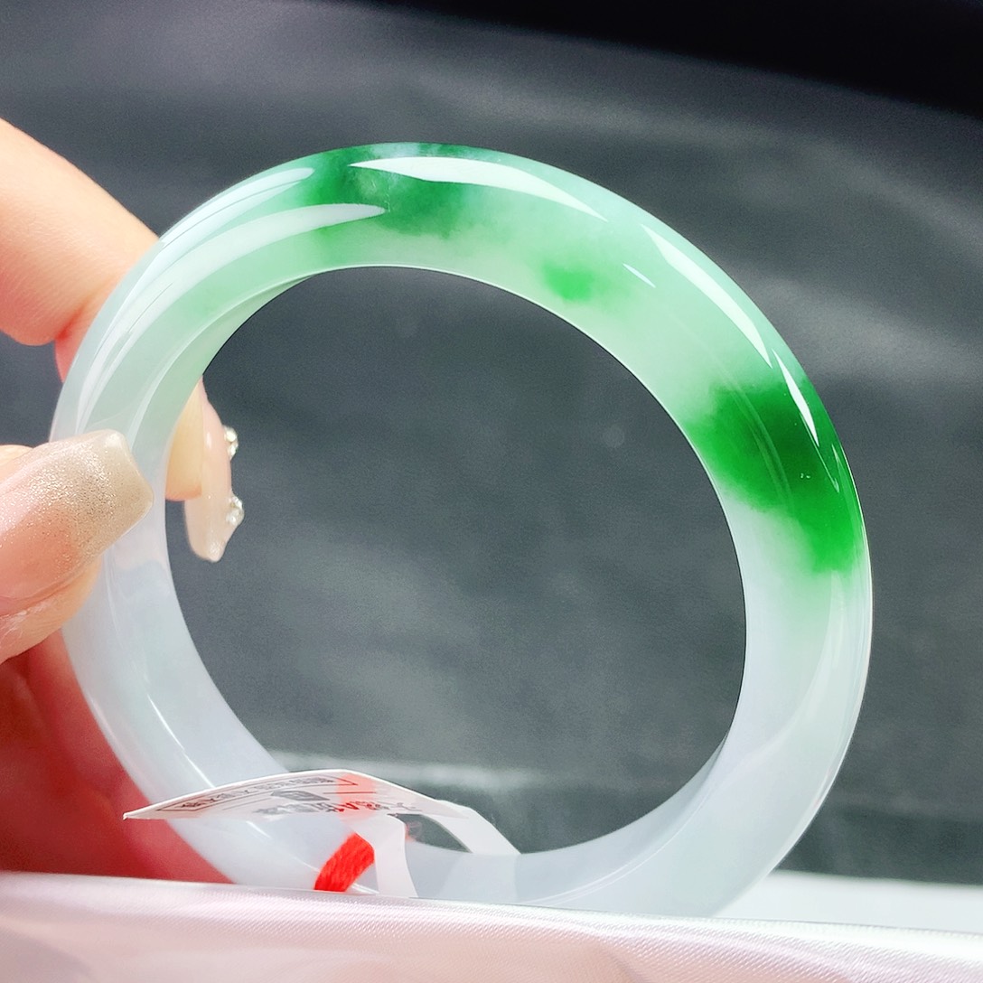 翡翠手镯未镶嵌56圈