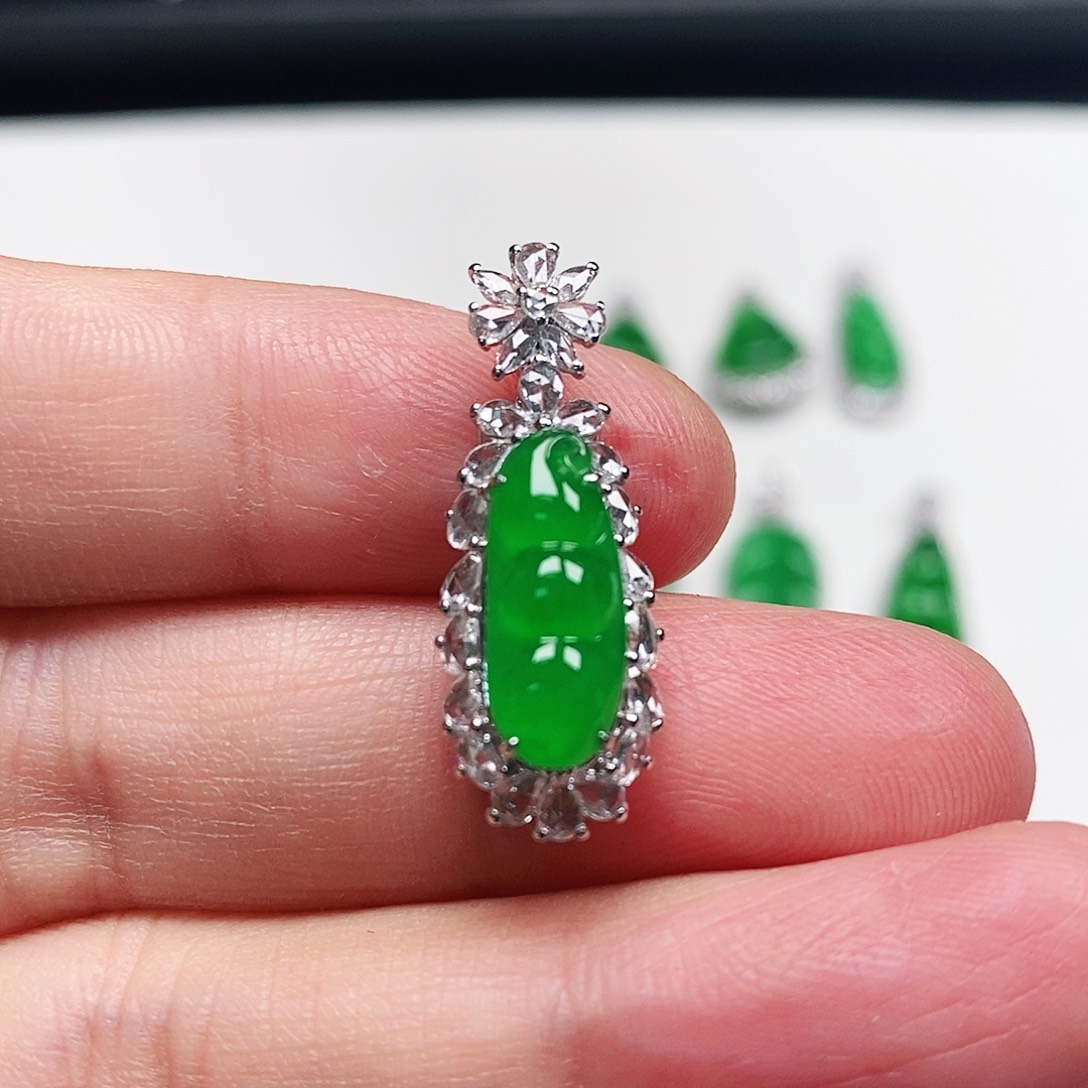 翡翠颈饰18K金镶嵌天然缅甸翡翠A货