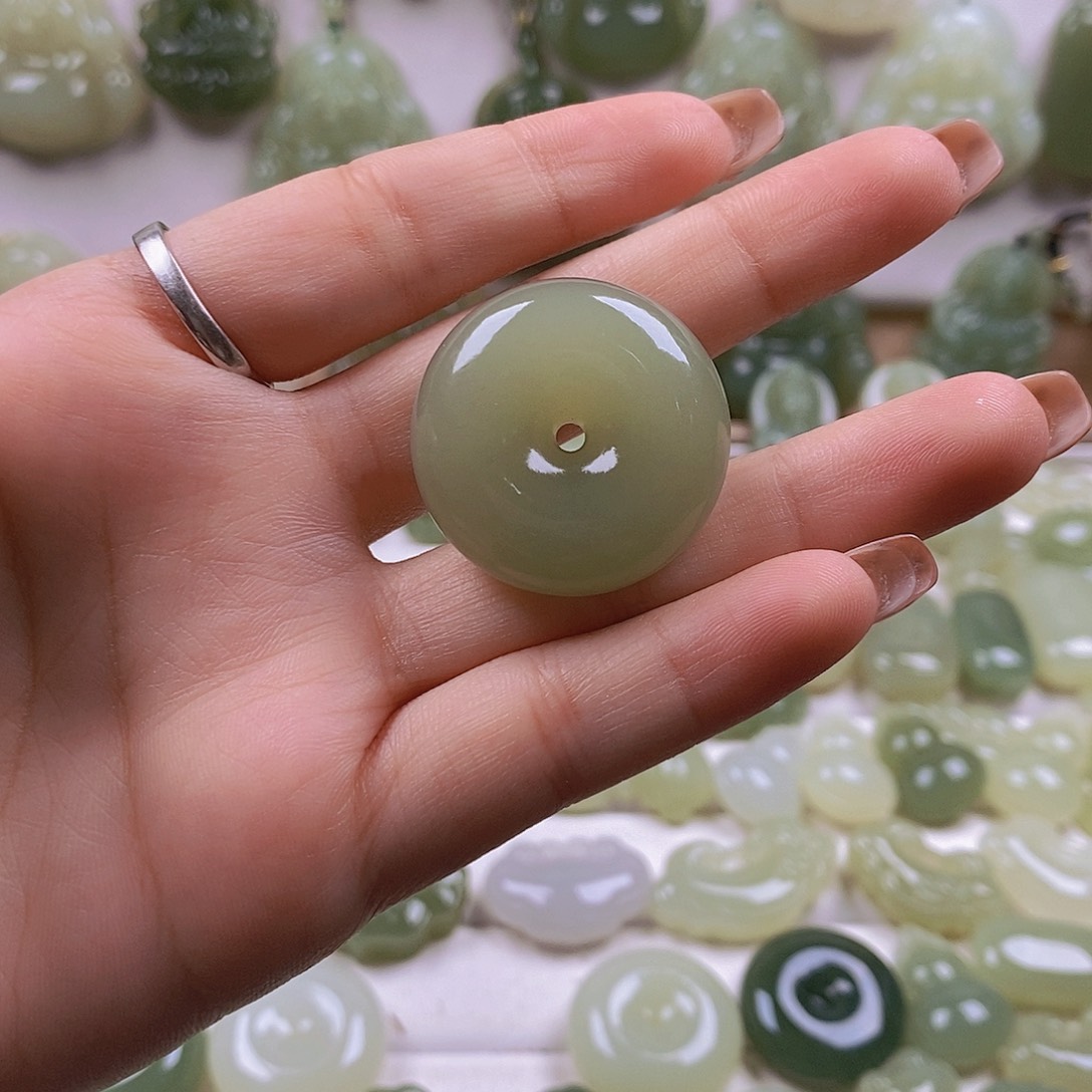 帝***章和田玉未镶嵌颈饰