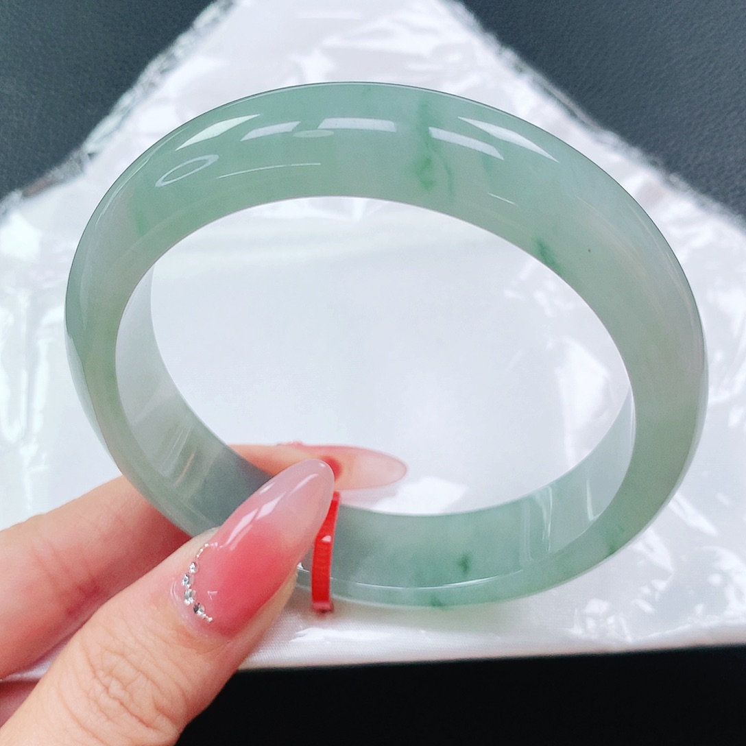 翡翠手镯未镶嵌60圈