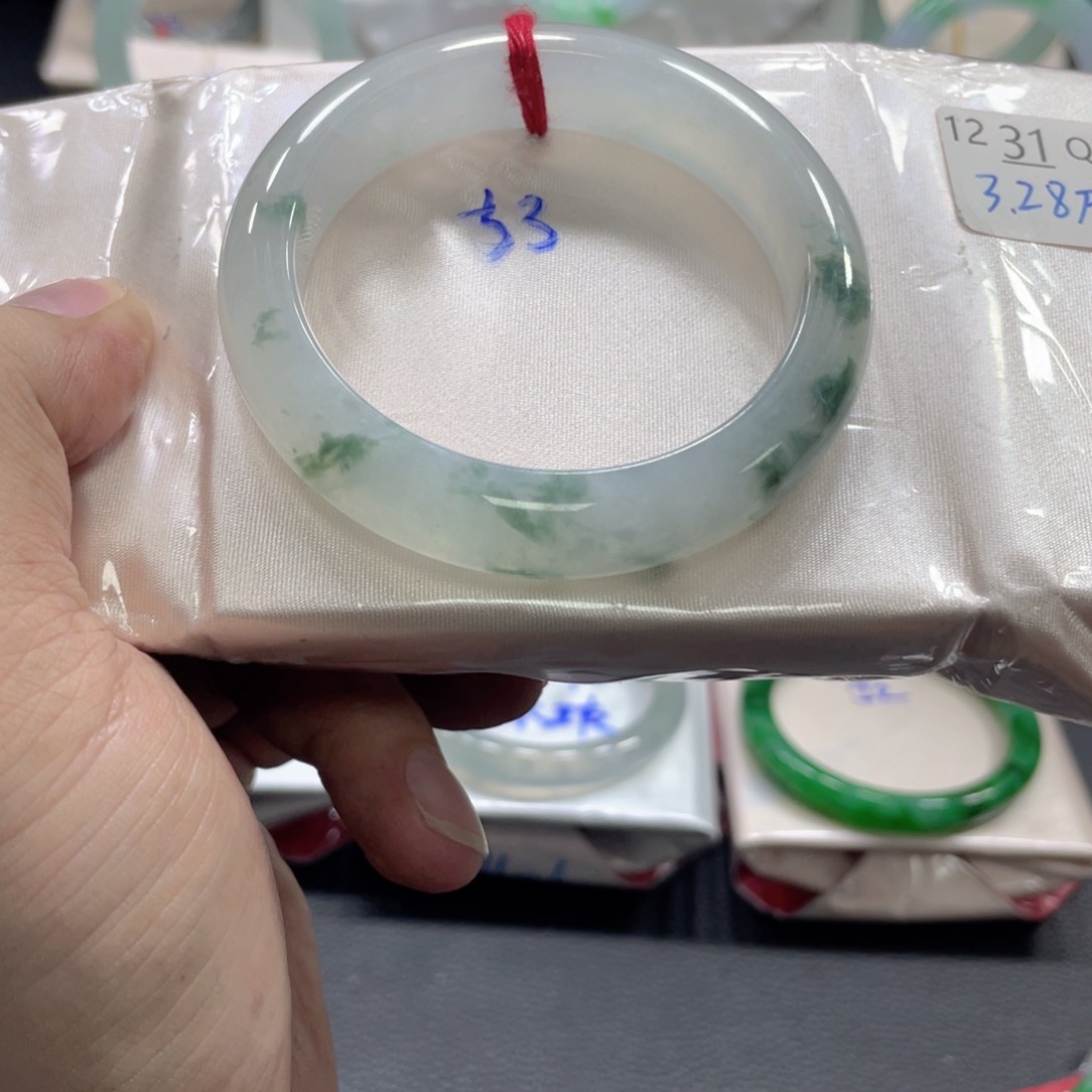 翡翠手镯未镶嵌翡翠