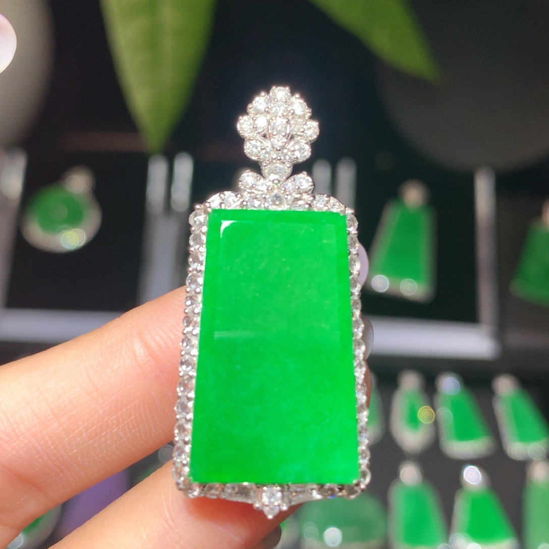 翡翠颈饰18K金镶嵌翡翠