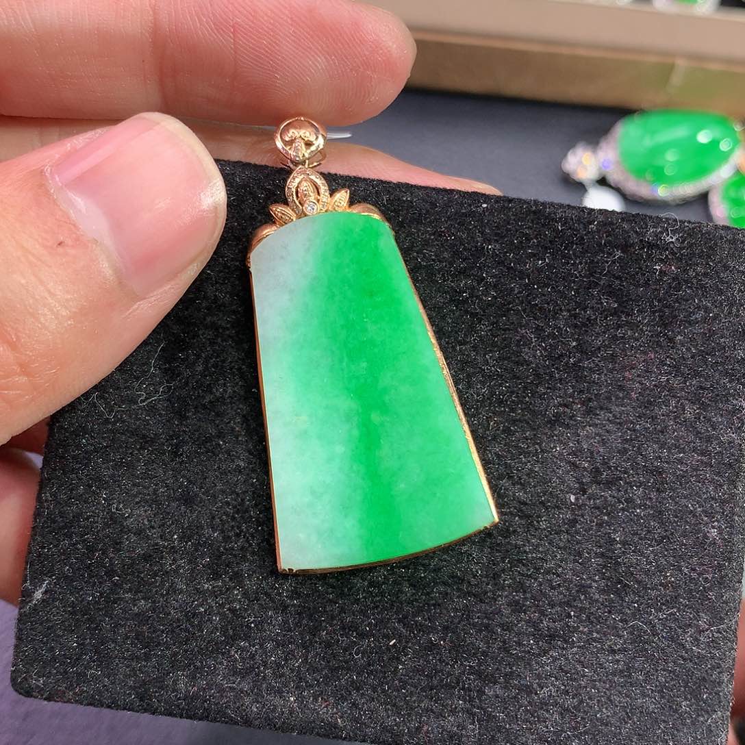 翡翠吊坠(赠链)18K金镶嵌
