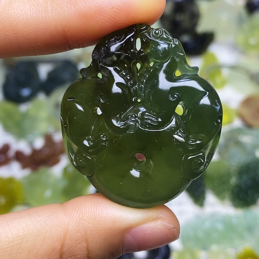 蛇纹石玉未镶嵌颈饰