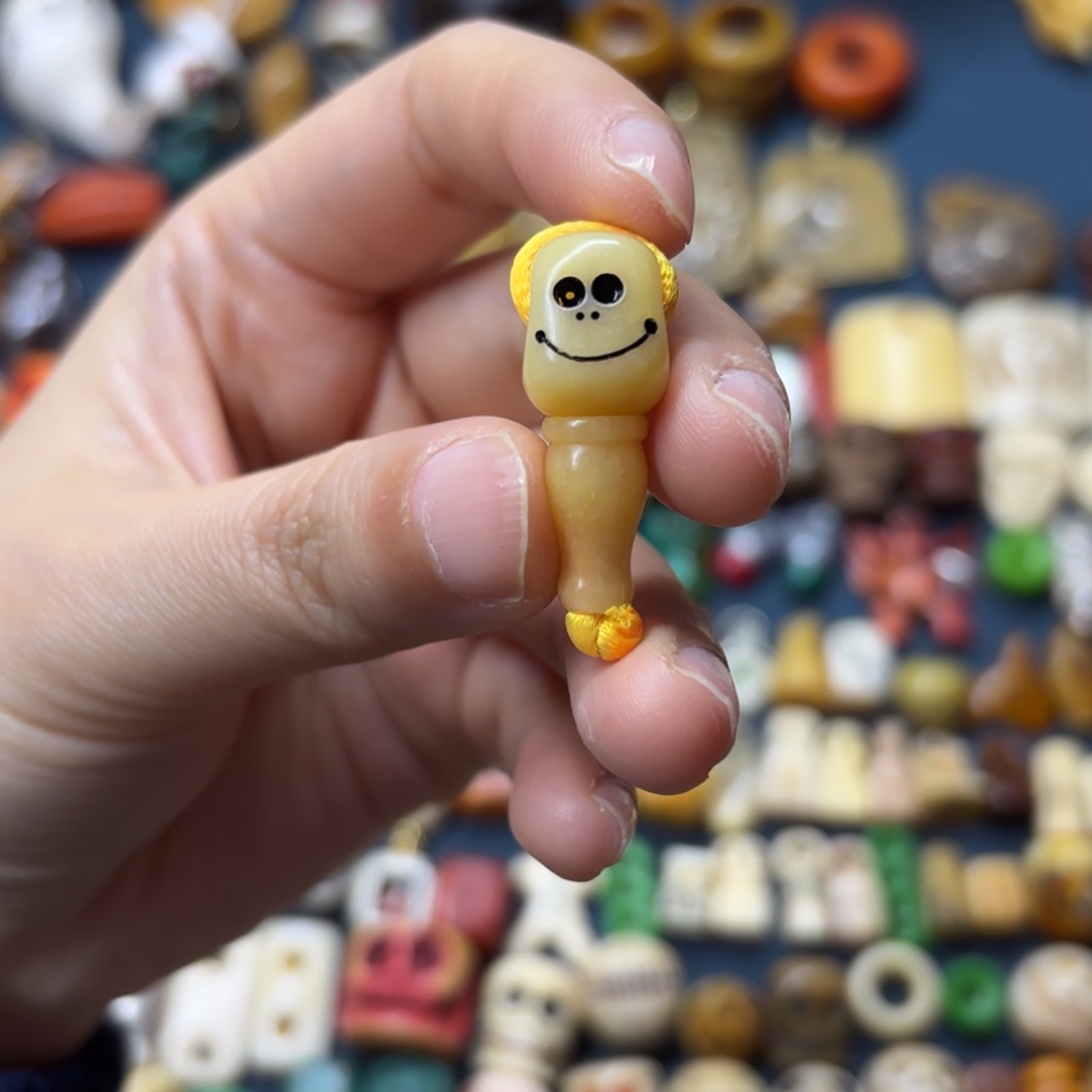 配饰和化妆等工序制作出来