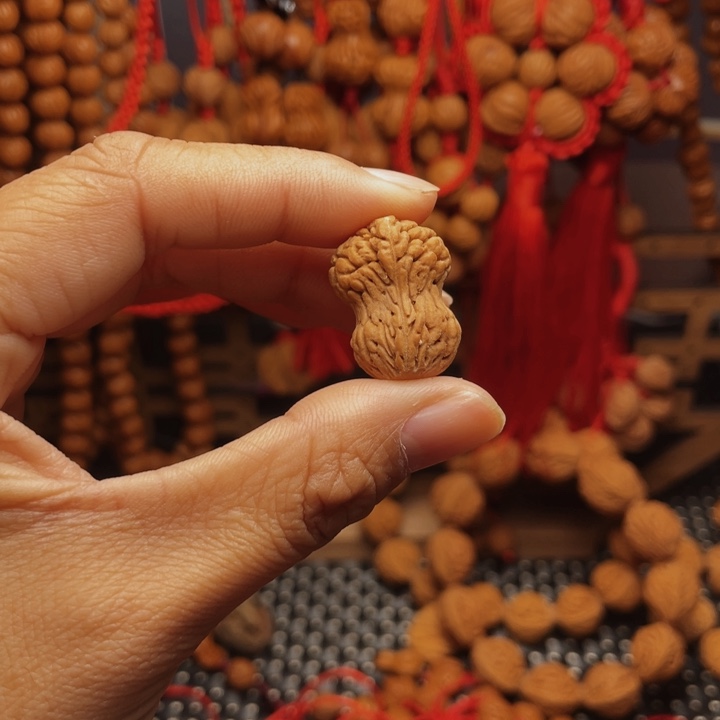 木质类龙纹桃枭挂件