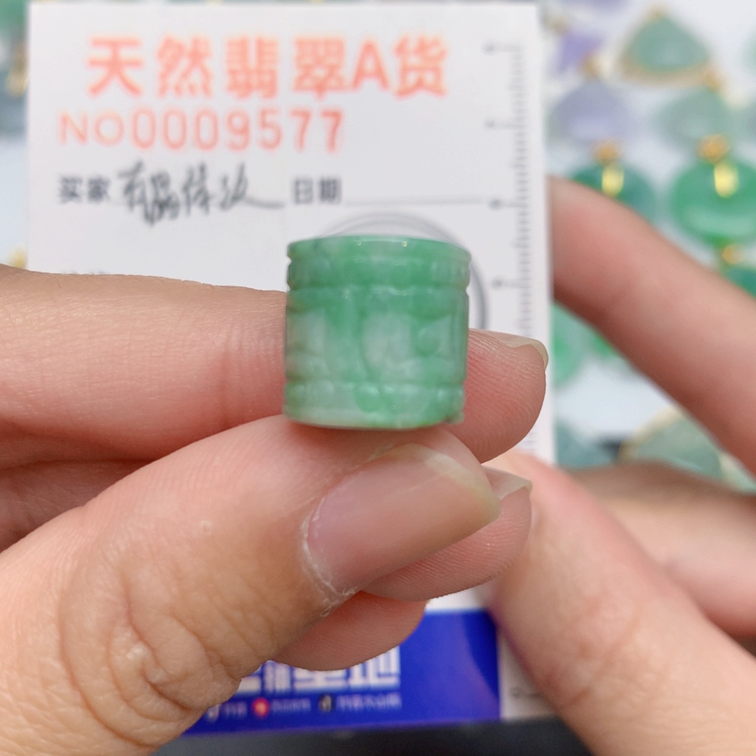 翡翠未镶嵌颈饰路路桶