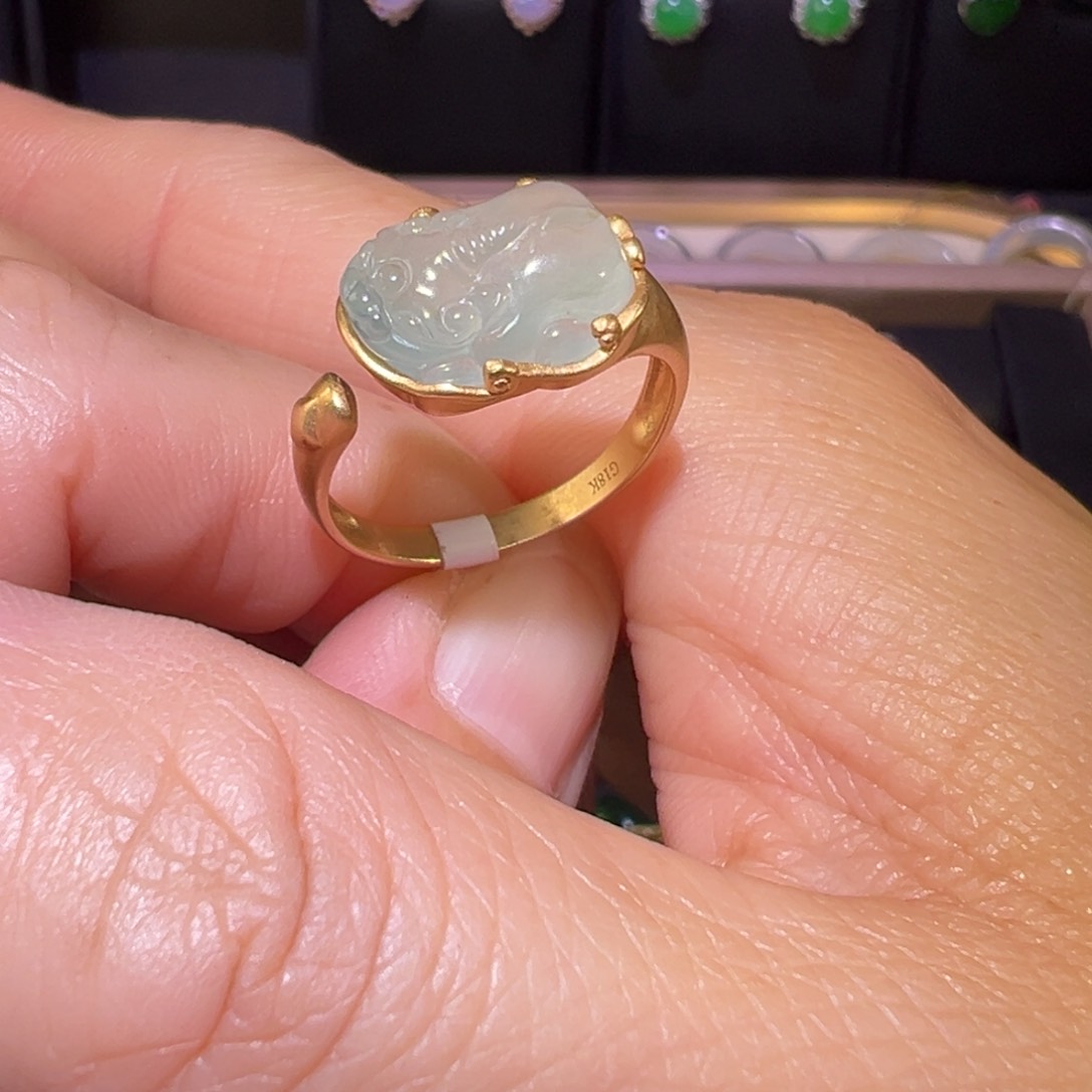 翡翠颈饰18K金镶嵌戒指