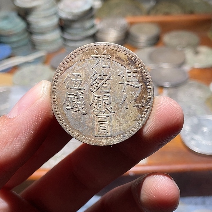 铜现代花钱如图所示