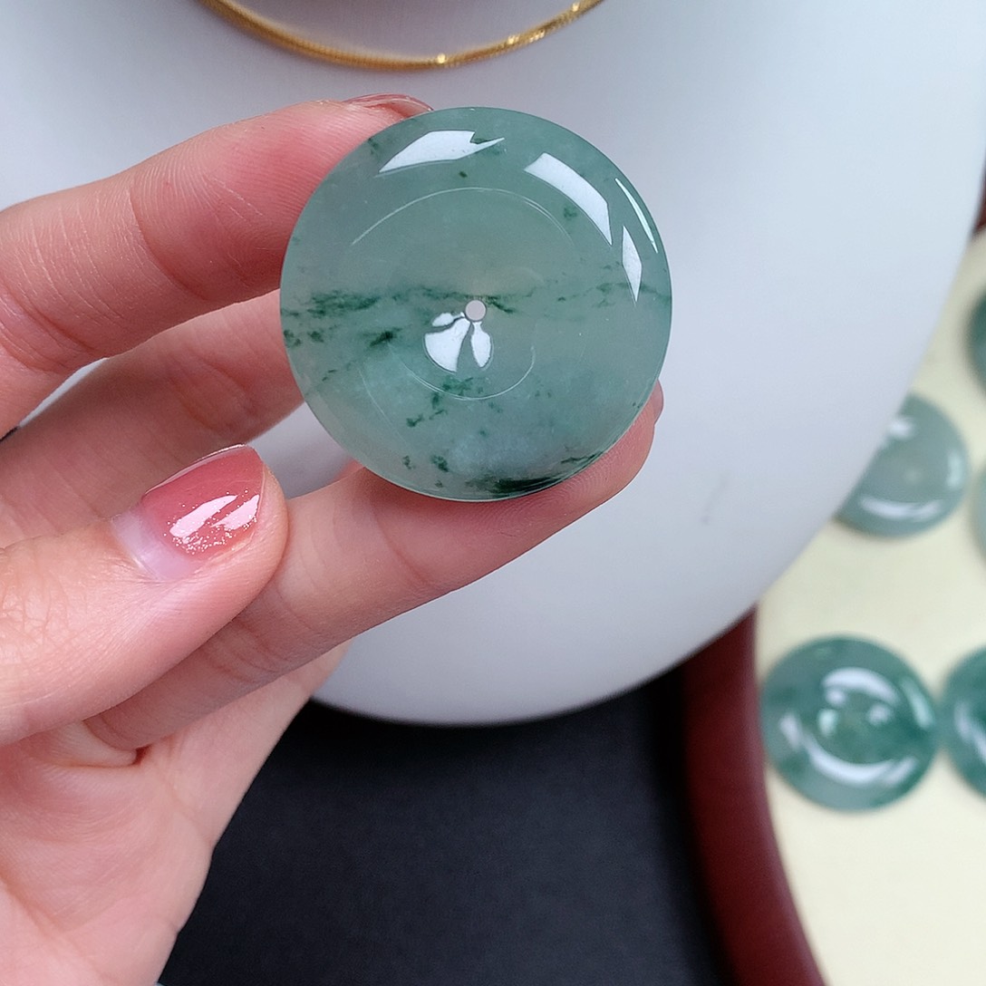 翡翠颈饰未镶嵌平安扣