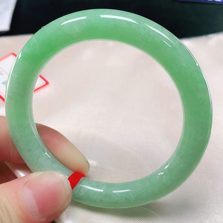 翡翠手镯未镶嵌清**