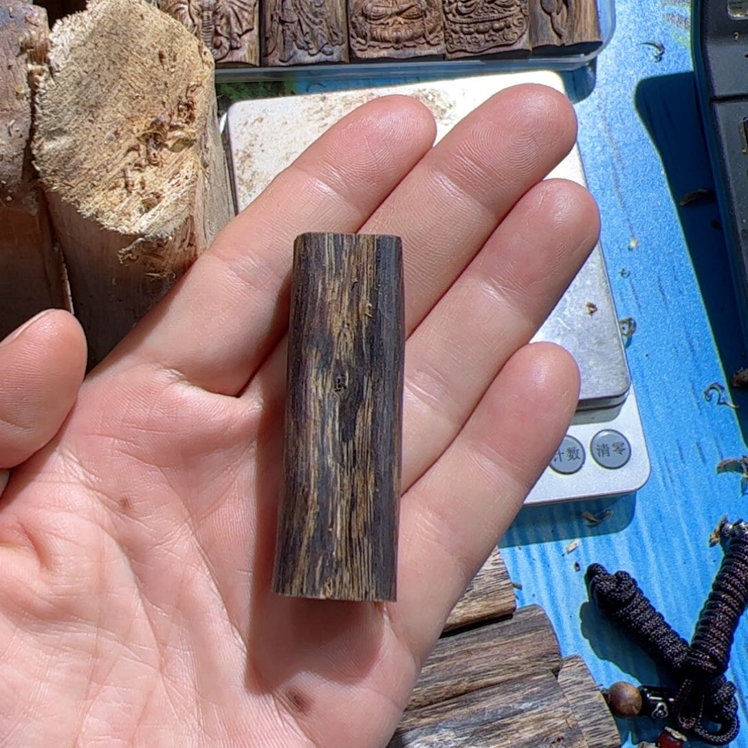 沉香吊坠紫棋素牌8.5克