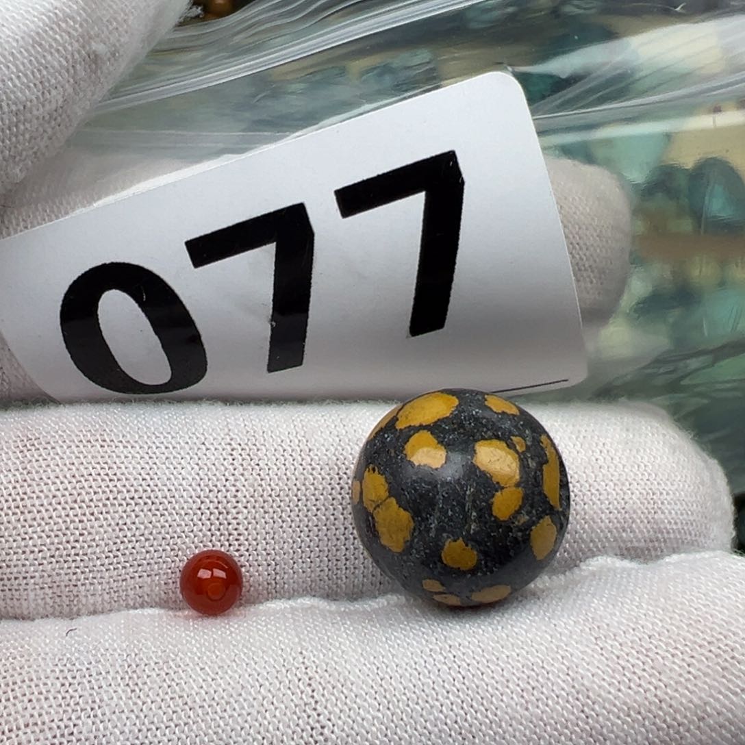 南红玛瑙配饰未镶嵌老**人