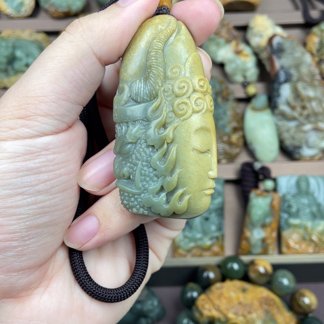 未镶嵌岫岩河磨玉（透闪石质玉）挂件