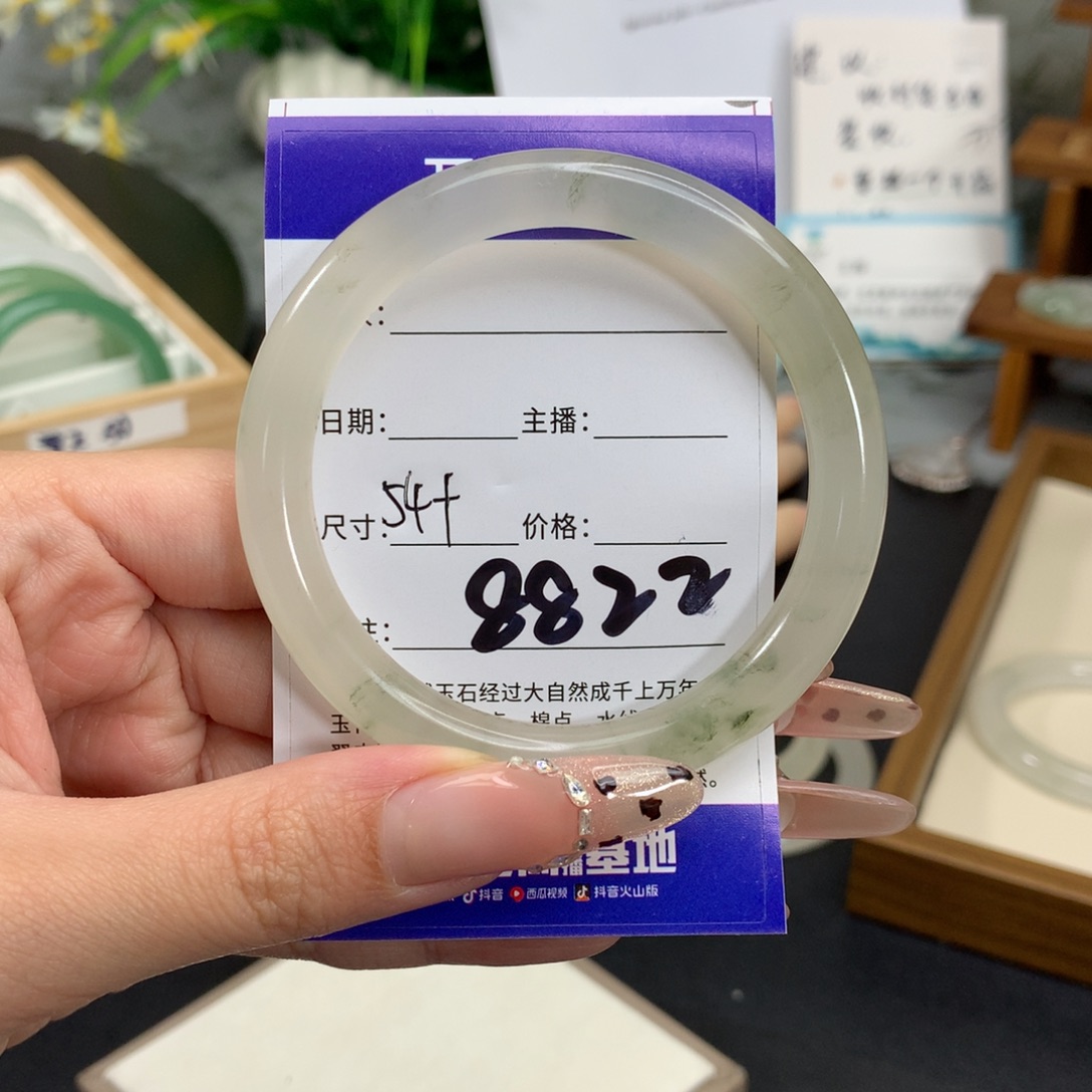 顺***修石英质玉未镶嵌手镯