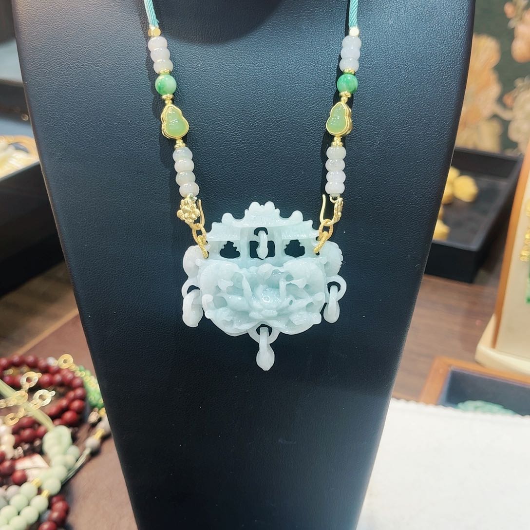 翡翠颈饰未镶嵌吊坠