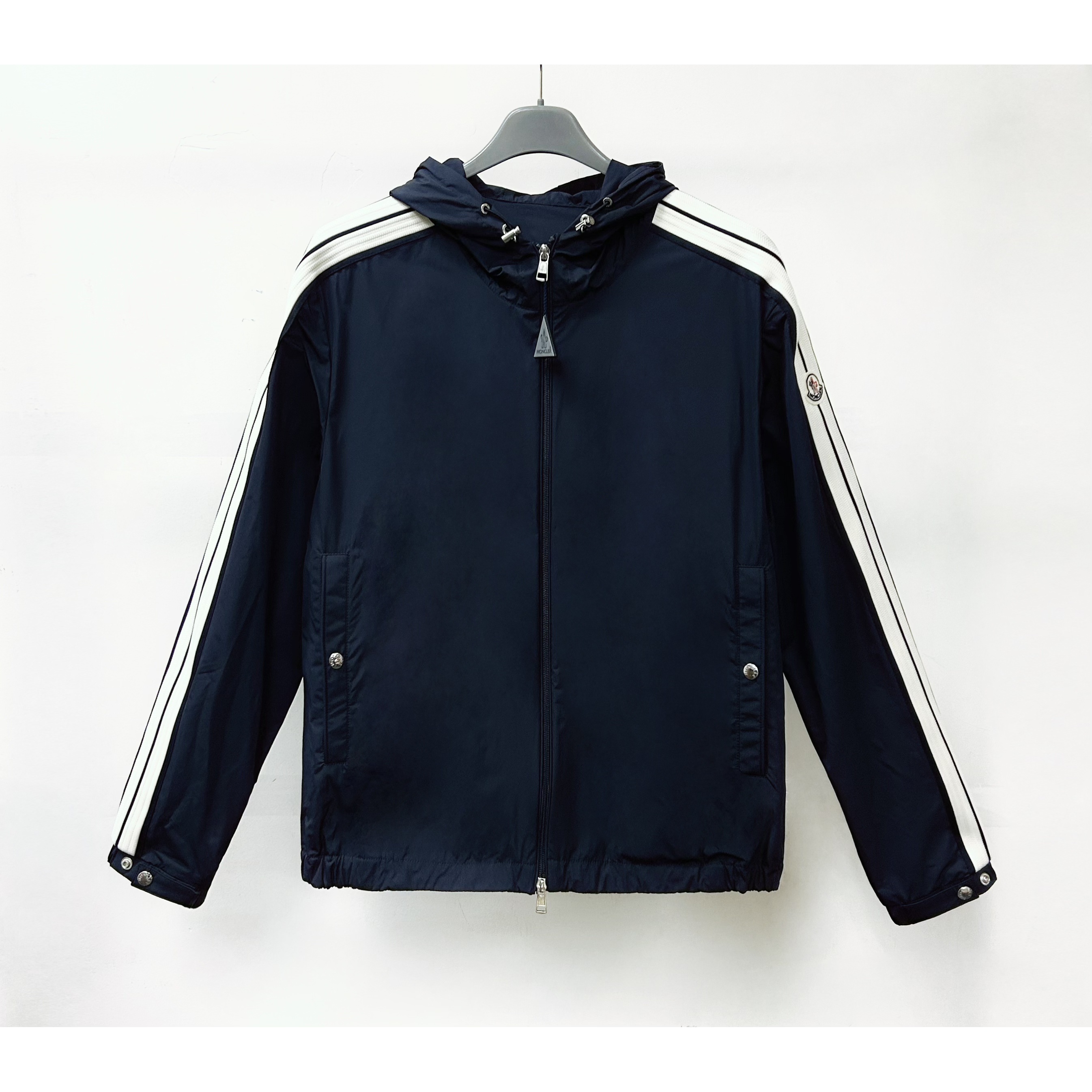 未使用 MONCLER LY袖子白色条纹织带 深蓝色风衣外套 1A00187