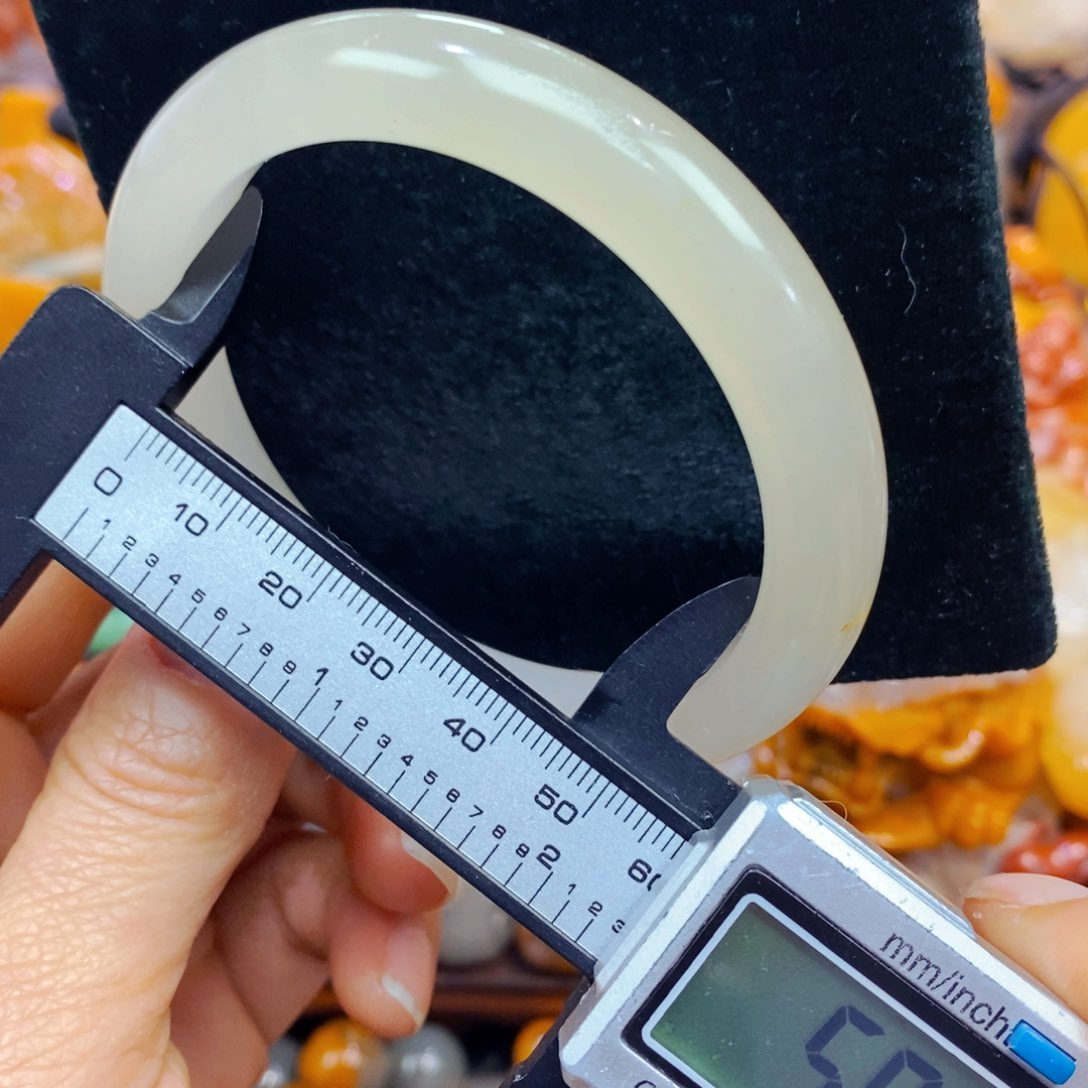 未镶嵌石英质玉（黄龙玉）颈饰