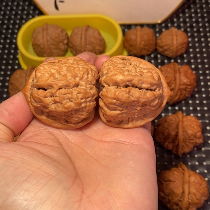 嗨***嗨把件文玩核桃四开背八腿三角高尖箭毒蛙王