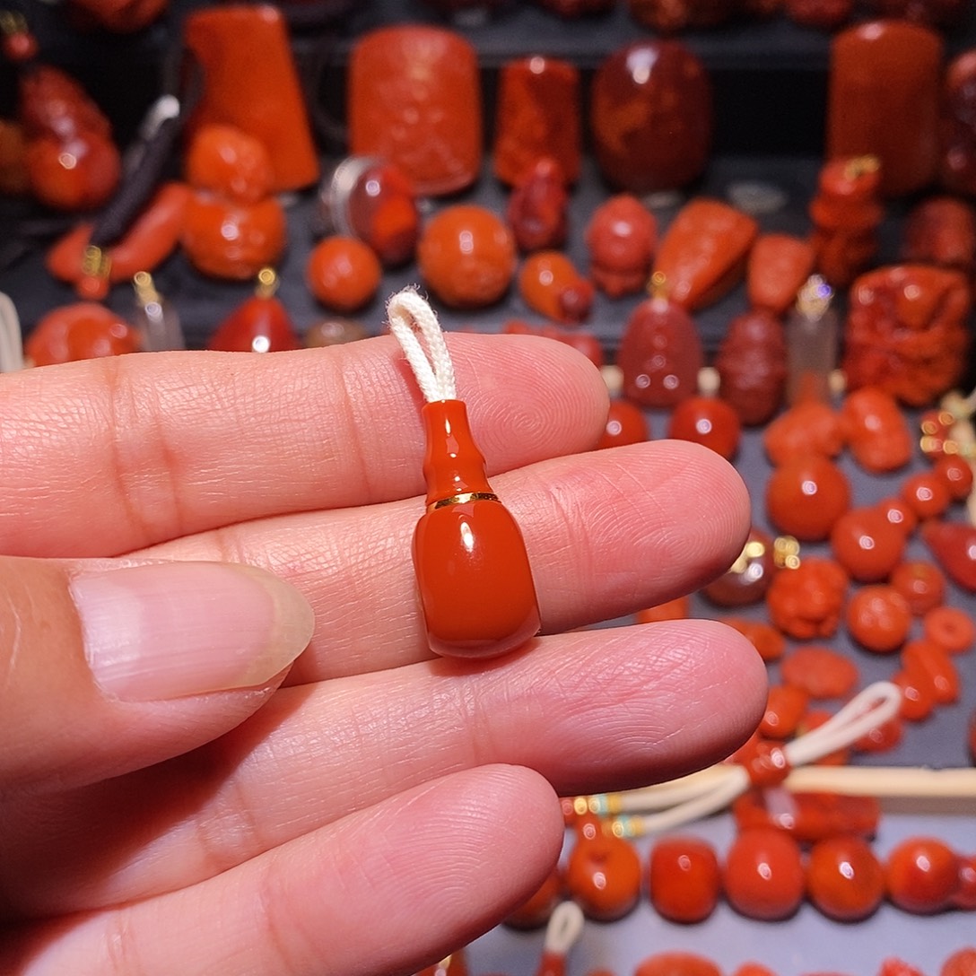 圆***和南红玛瑙18K金镶嵌精工三通