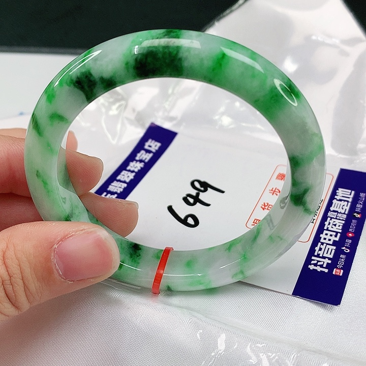 翡翠手镯未镶嵌翡翠