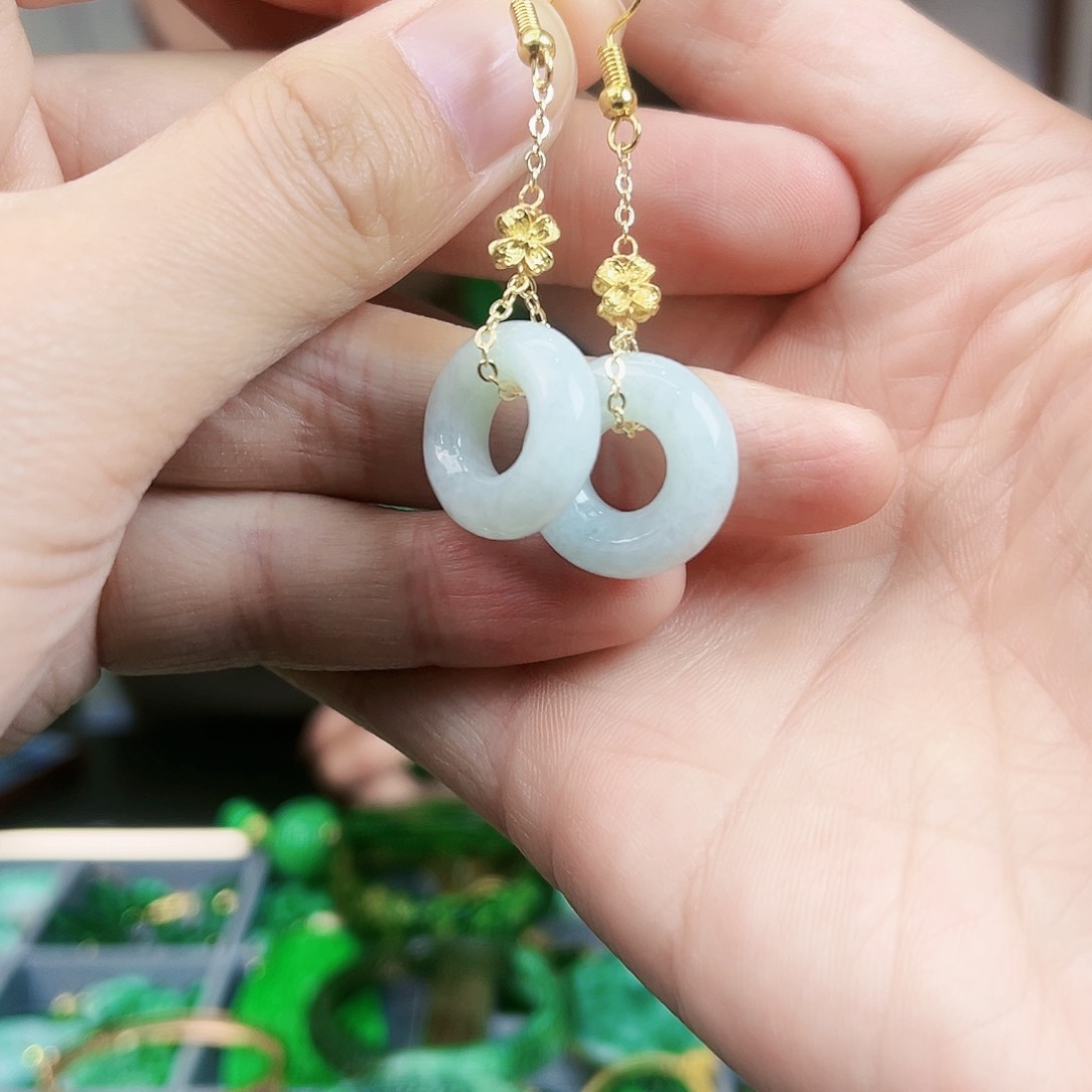 翡翠颈饰未镶嵌耳饰