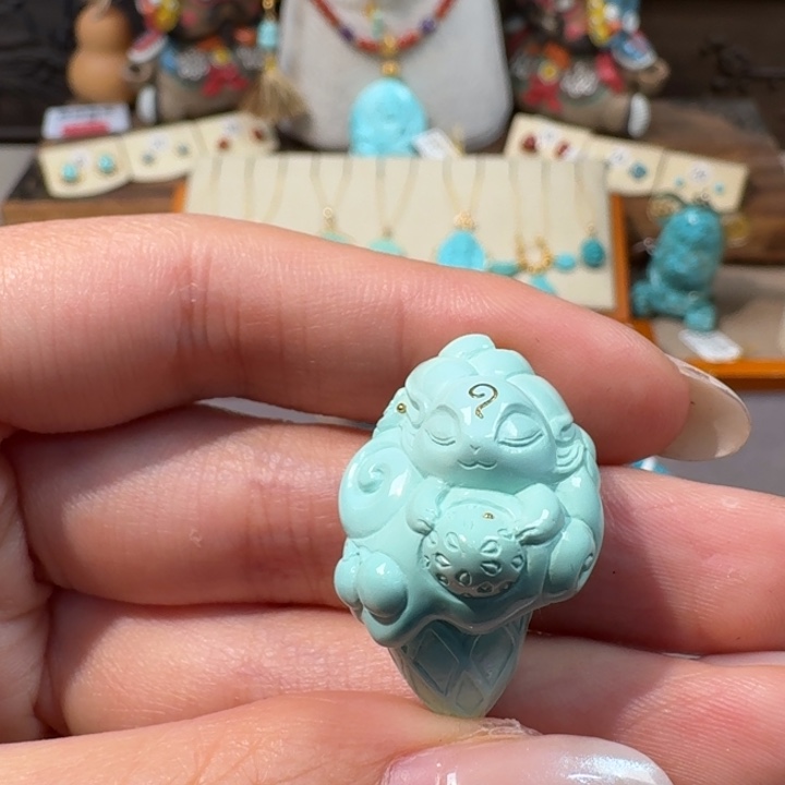 绿松石未镶嵌凤九甜筒雕刻件