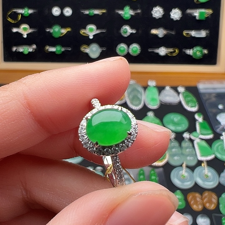 翡翠18K金镶嵌颈饰戒指