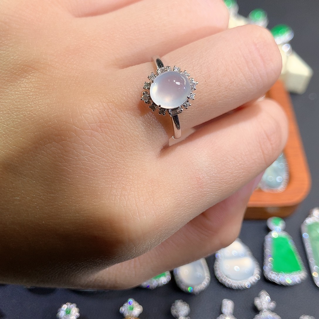 翡翠18K金镶嵌颈饰冰透蛋面