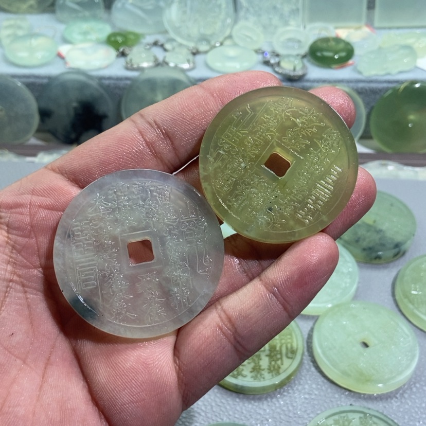 【闪购商品】蛇纹石玉颈饰未镶嵌悟**图