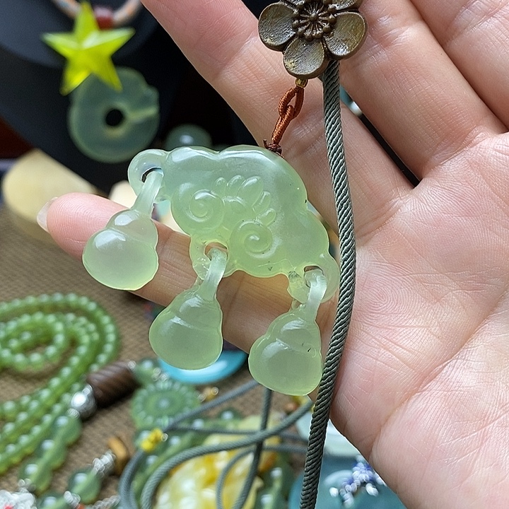 蛇纹石玉未镶嵌颈饰