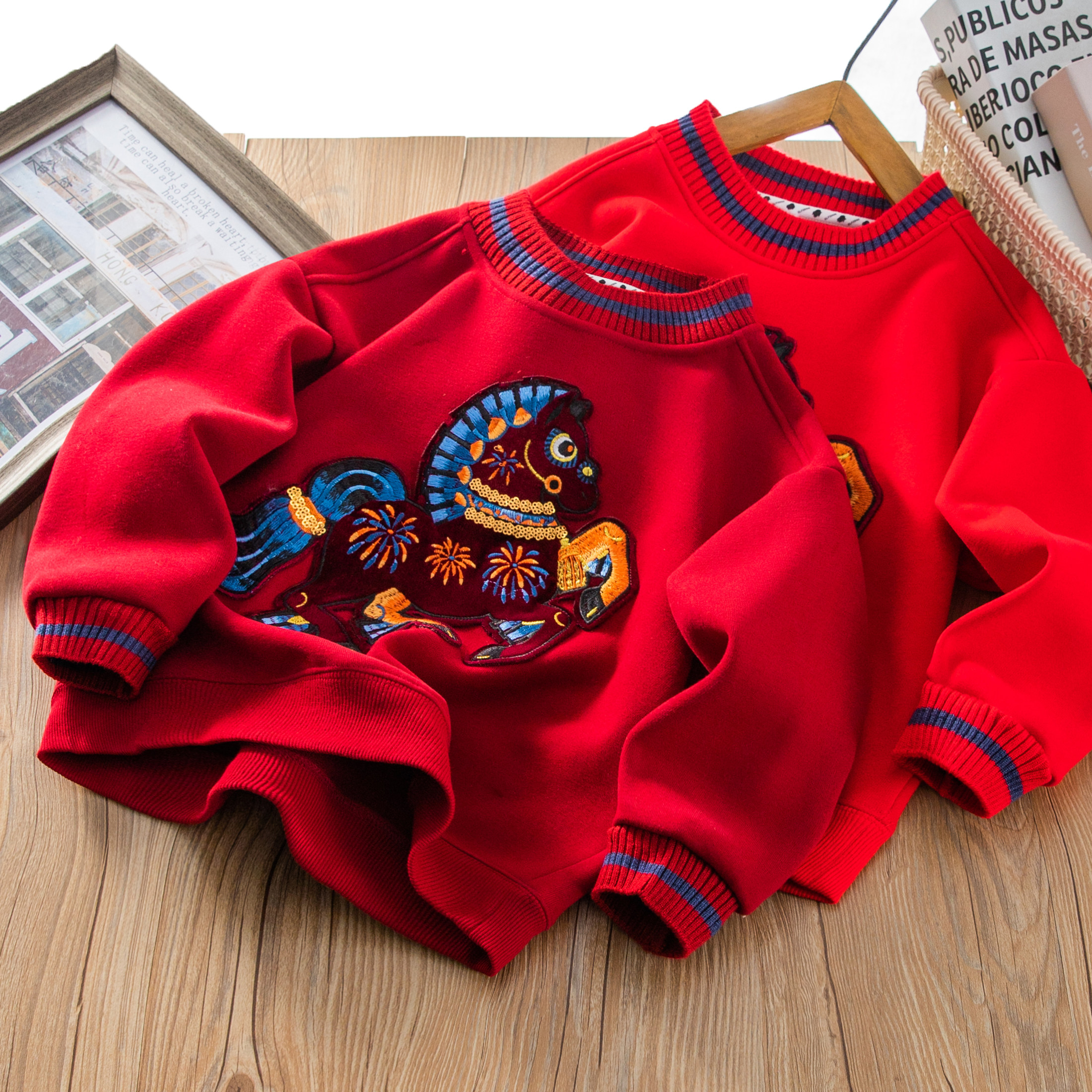 2026马年拜年服冬精致艺术彩奔腾马圆领卫衣中大童舒适休闲男女童