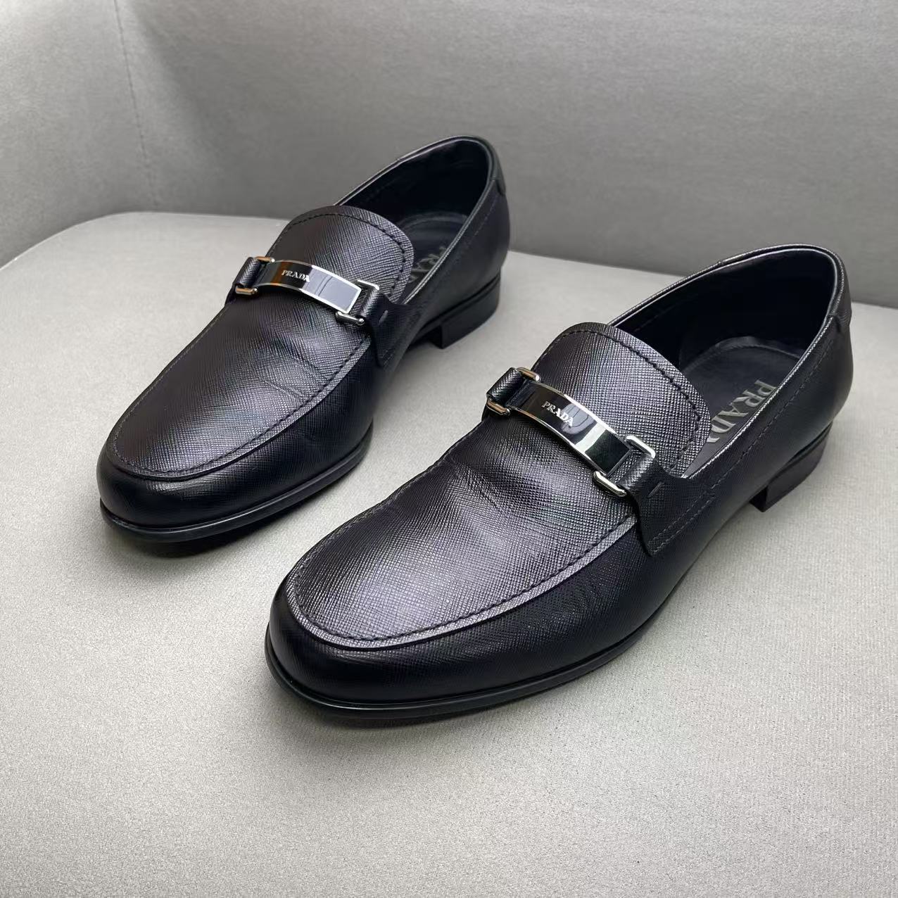 95新 Prada/普拉达 黑色皮面荔枝纹黑银标logo时尚百搭皮鞋 43码