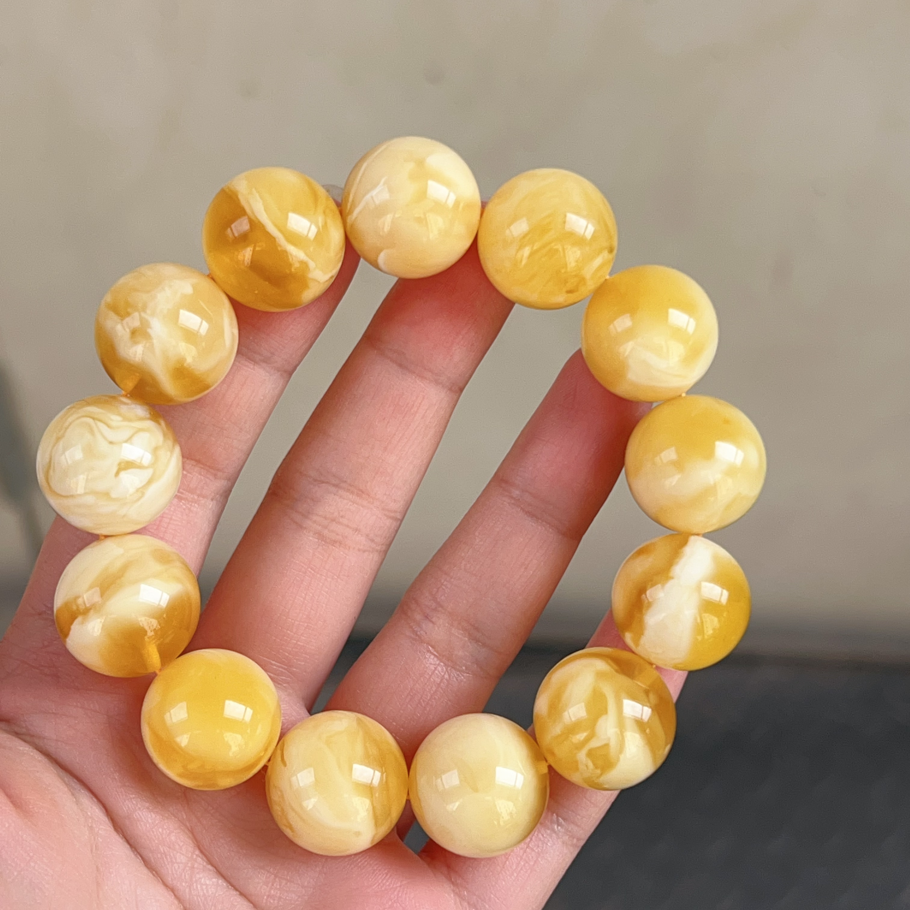 17mm+俄料白花妖花蜜蜡手串，40.5克