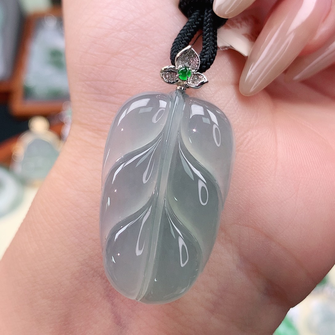 翡翠18K金镶嵌颈饰叶子