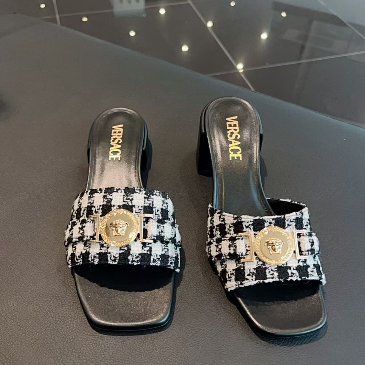 未使用 VERSACE/范思哲 女鞋美杜莎金扣小香风格纹凉拖