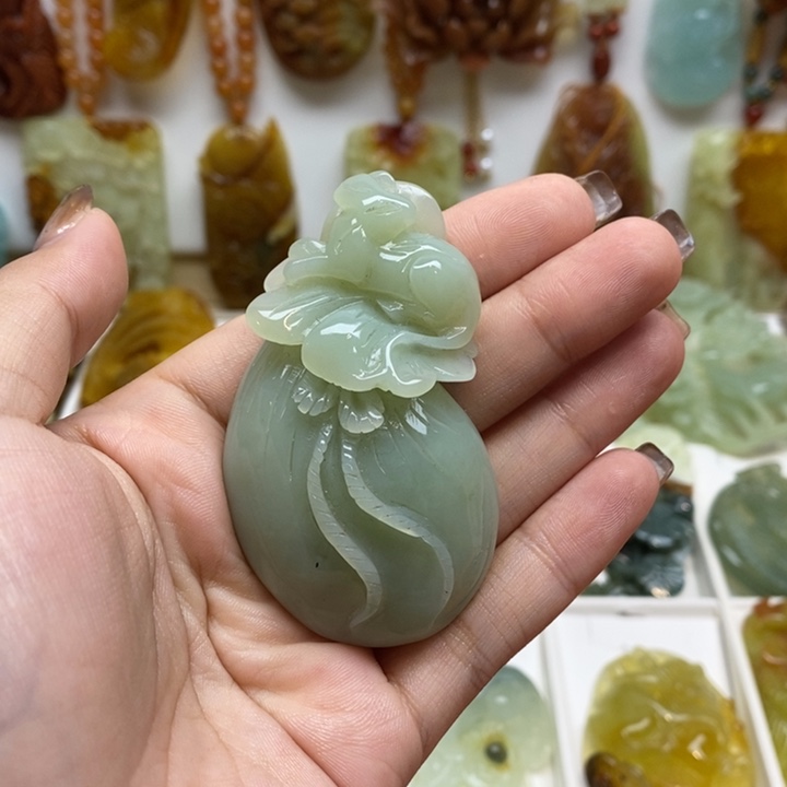 蛇纹石玉未镶嵌颈饰