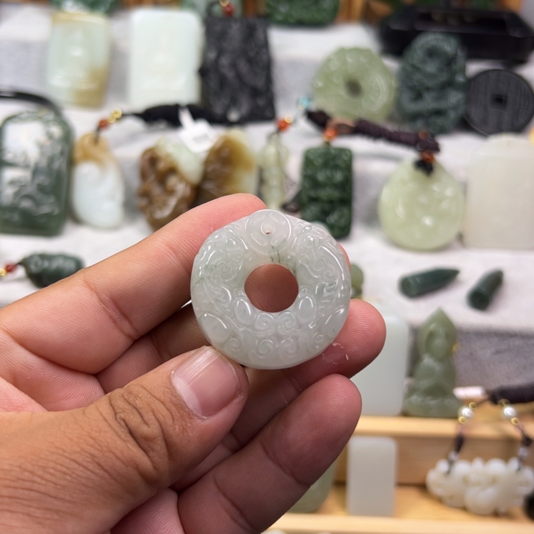 石英质玉（金丝玉）颈饰未镶嵌