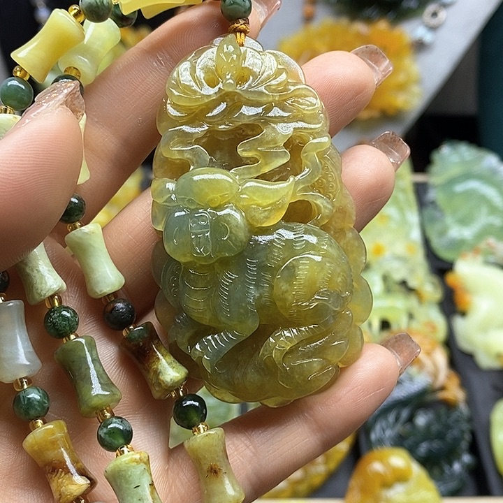 蛇纹石玉挂件未镶嵌