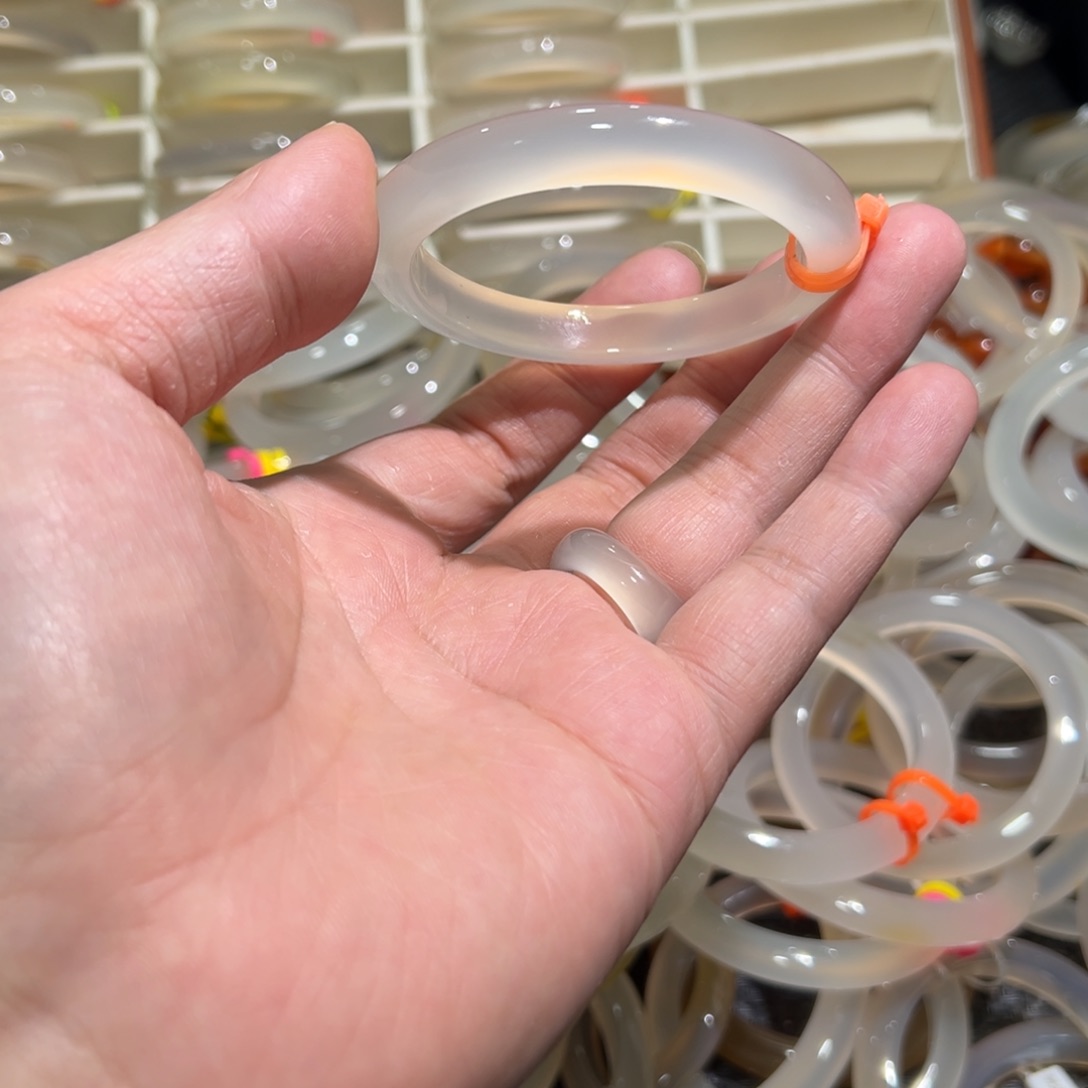 玛瑙/玉髓未镶嵌手镯54圈有包容4.1