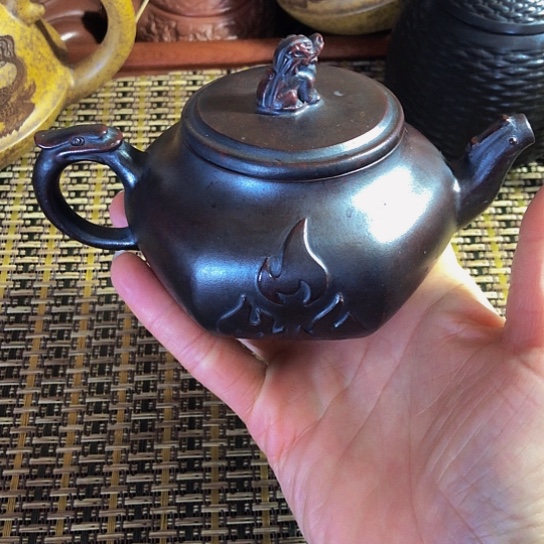 紫砂茶壶原矿泥料手工制作的紫砂壶。