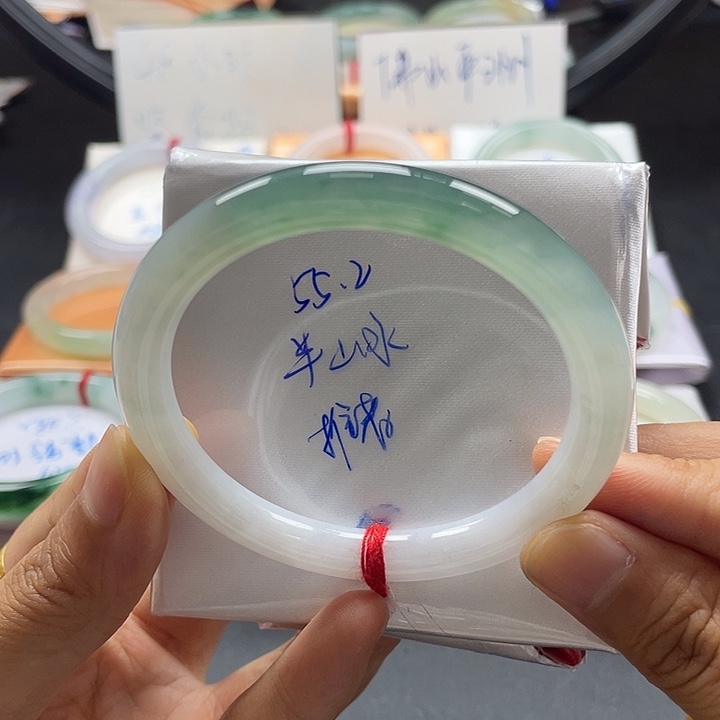 翡翠手镯未镶嵌翡翠手镯