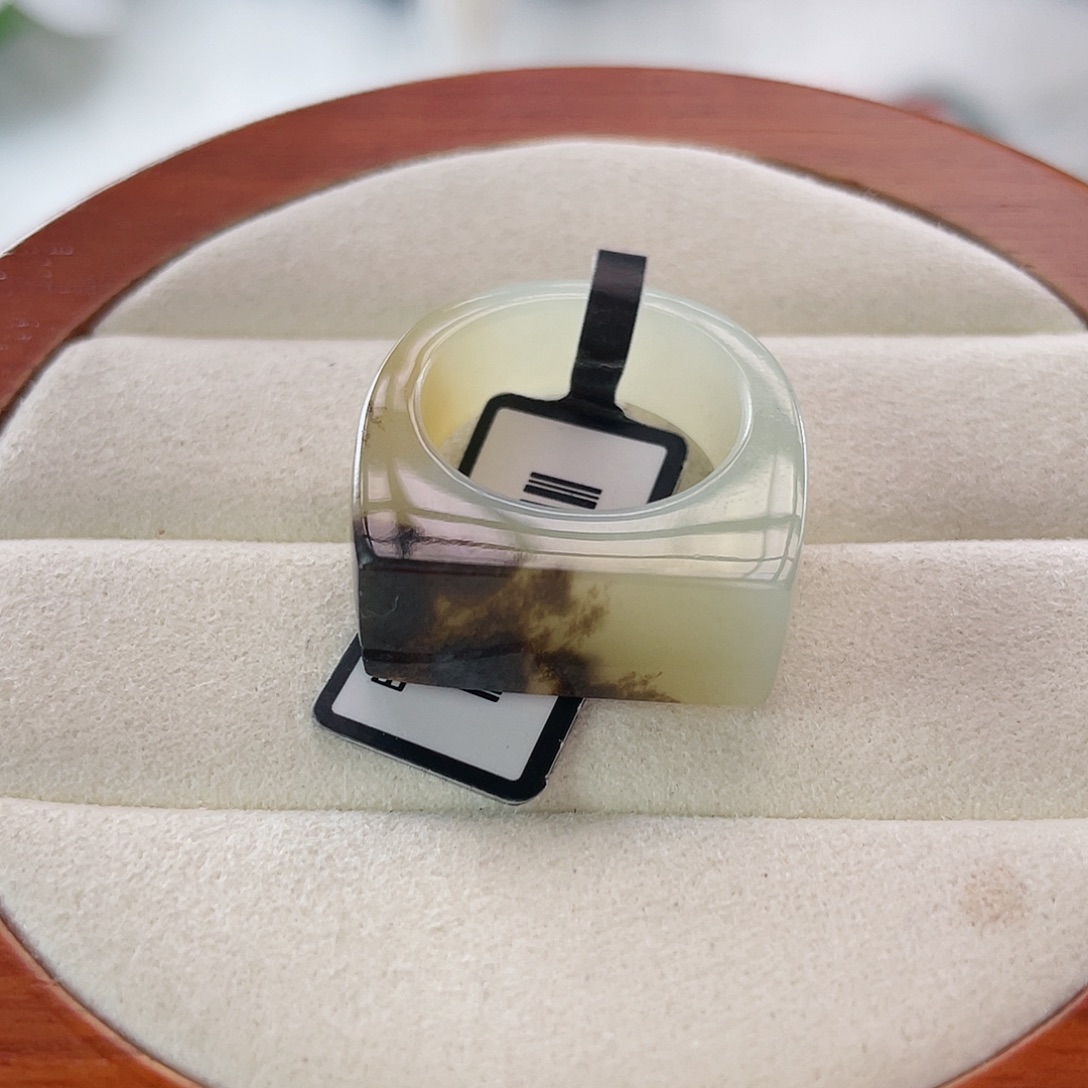 和田玉未镶嵌戒指l41。黑皮糖马鞍 17.4。不退换