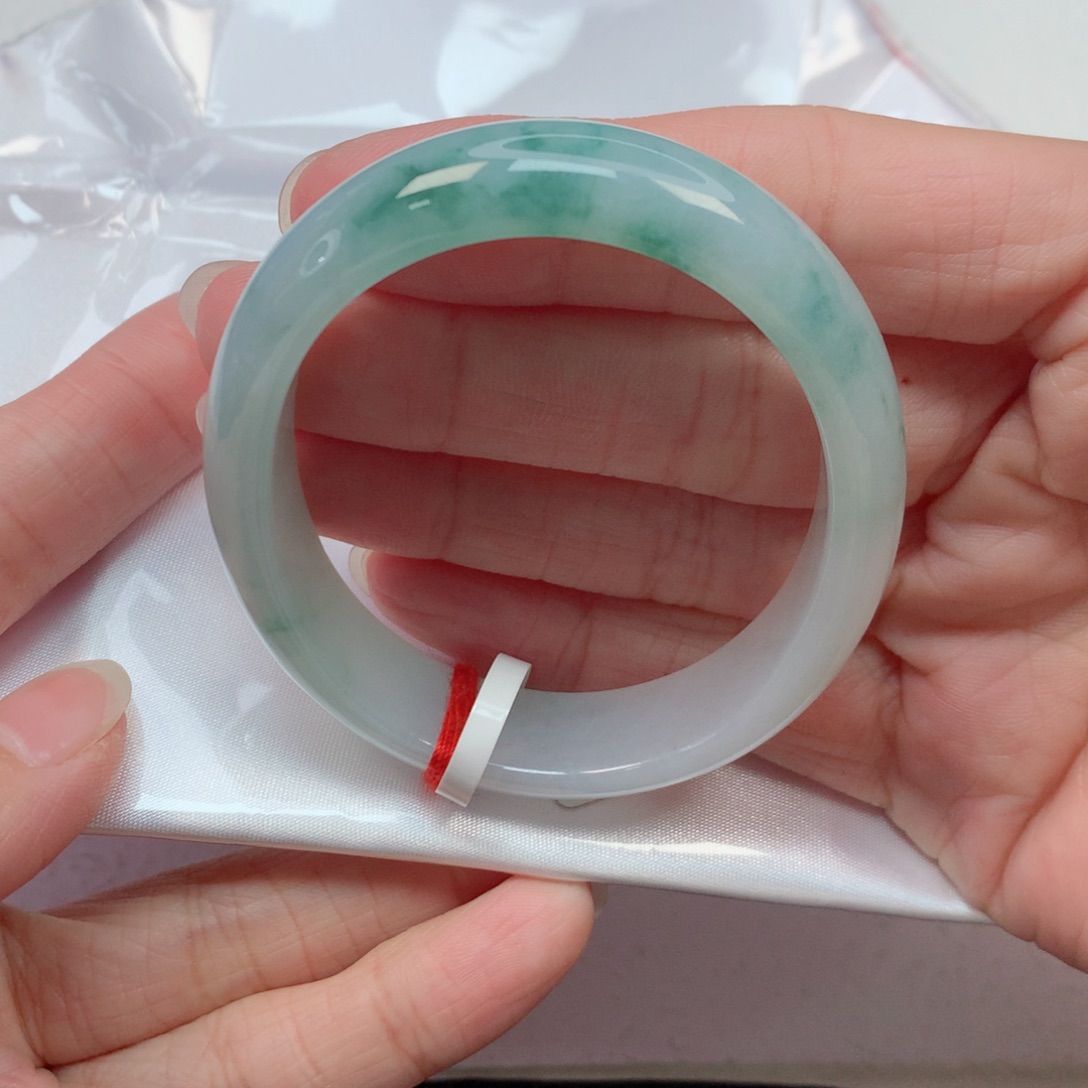 翡翠手镯未镶嵌52贵妃 白底飘绿花